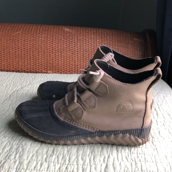 Sorel rain boots - Picture 3 of 4